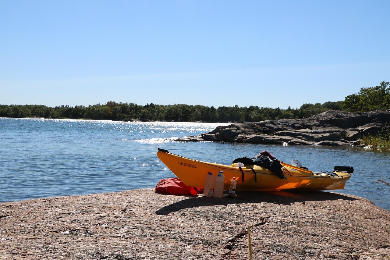 Kayak posé sur les rochers aux Sables d'Olonne